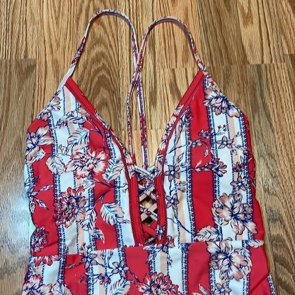 Strappy One-Piece Floral Swimsuit   - Picture 3 of 9